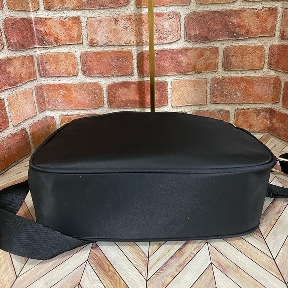 NWT Perfect travel bag or everyday bag! Great quality. - Picture 8 of 10